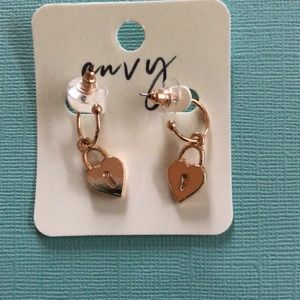 Envy brand gold tone heart lock short dangle earrings- NWT!